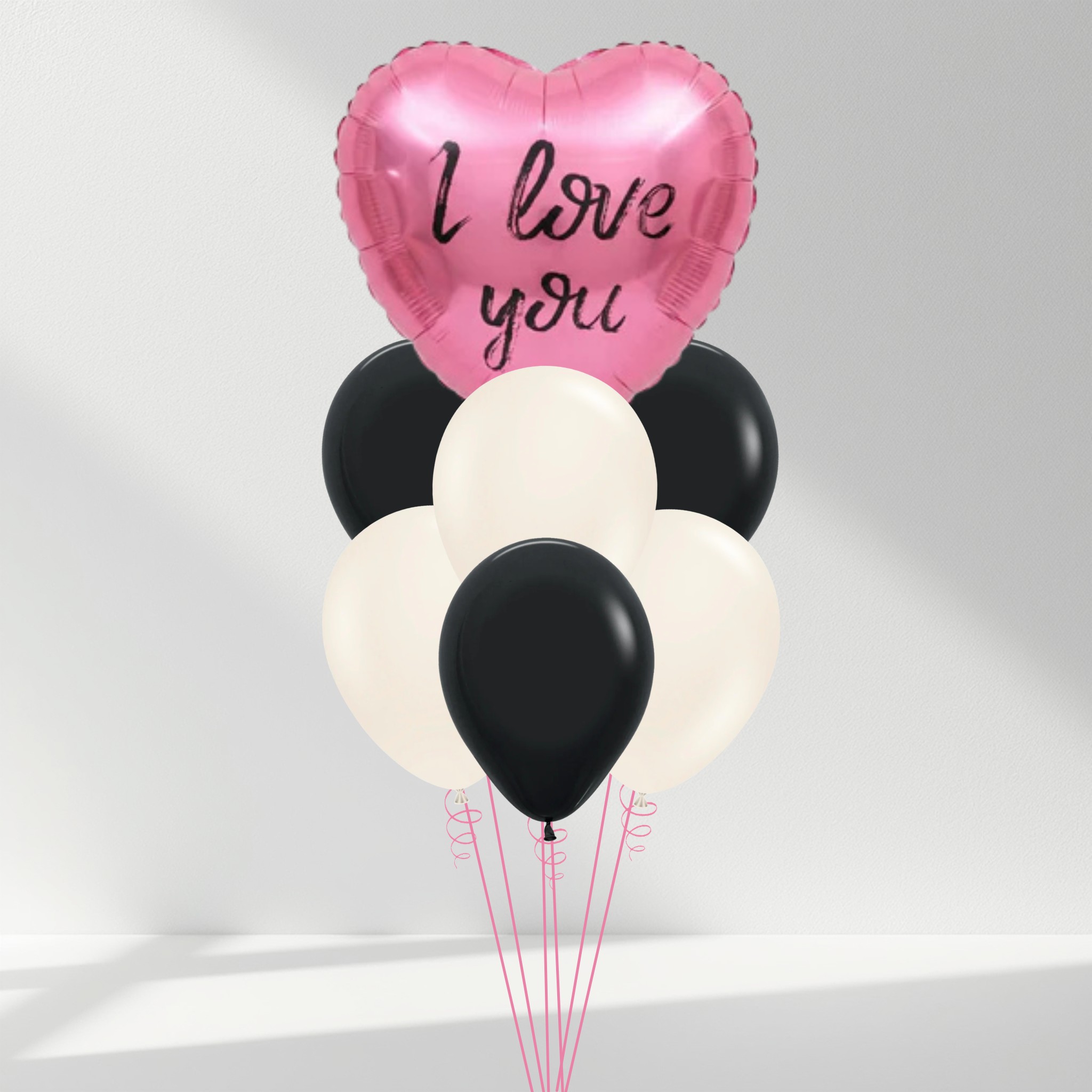 Šopek z roza srčkom in črno-belih balonih
